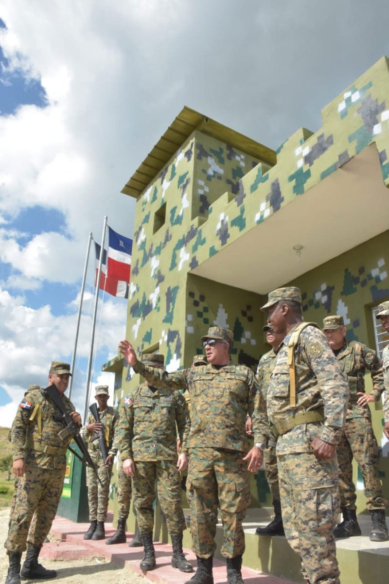 El ministro de Defensa Rubén Darío Paulino Sem y los altos mandos militares presentes ayer en la frontera.