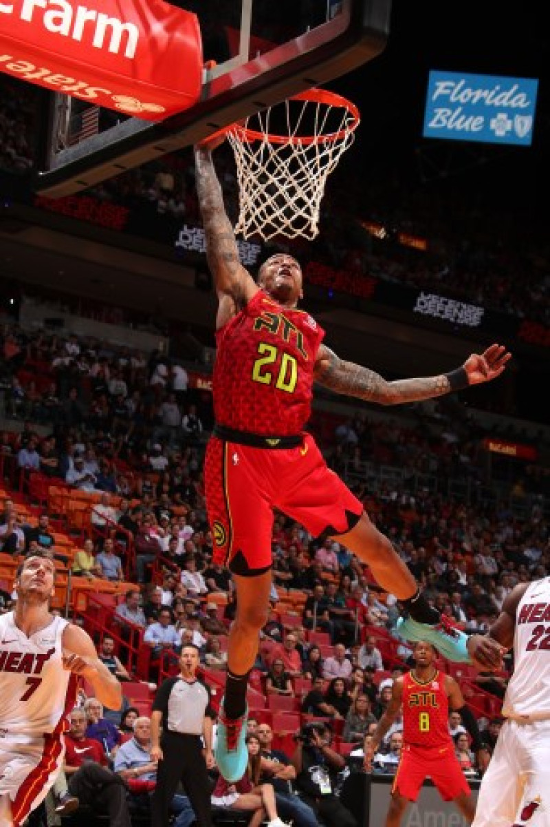 John Collins de los Atlanta Hawks intentando anotar contra el Miami Heat. Issac Baldizon/AFP.