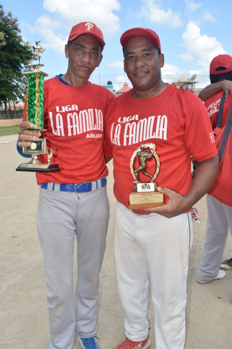 Jacinto Abreu y Silvestre Herrera, quienes fueron lanzador y Jugador Más Valioso por la Familia.