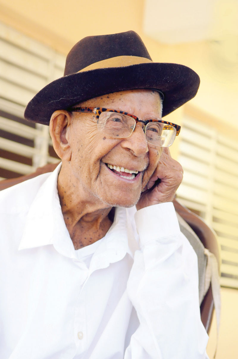 Sonriente y de buen ánimo se mantuvo Domingo de Castro durante la entrevista en su residencia de Pimentel. Se definió como una persona positiva, alegre y amistosa. Dijo que se lleva bien con todo el mundo. JORGE CRUZ /LISTÍN DIARIO