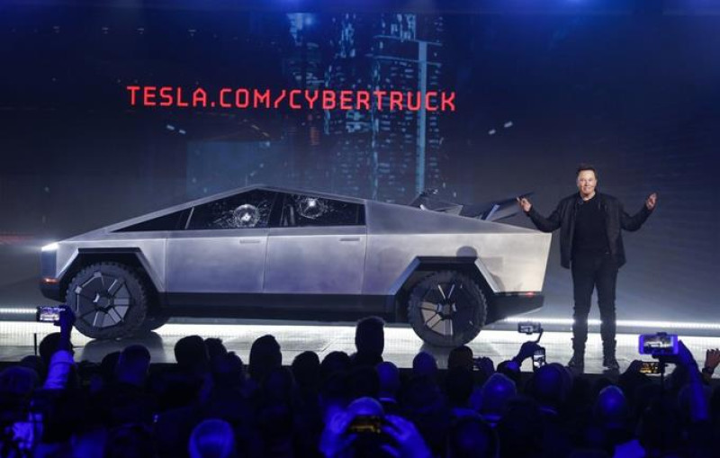 El director general de Tesla, Elon Musk, presenta la Cybertruck en el estudio de diseño de Tesla, el jueves 21 de noviembre de 2019, en Hawthorne, California. (AP Foto/Ringo H.W. Chiu).