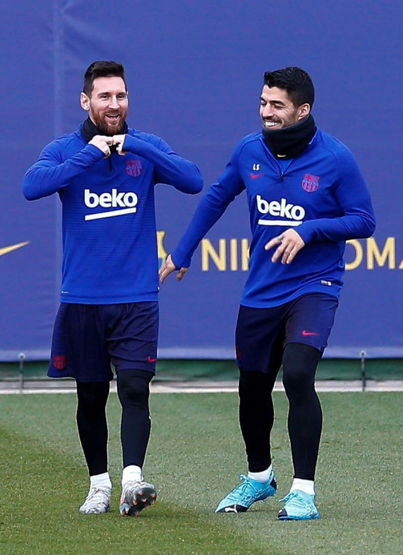 Luis Suárez y su gran amigo y compañero Lionel Messi. AP