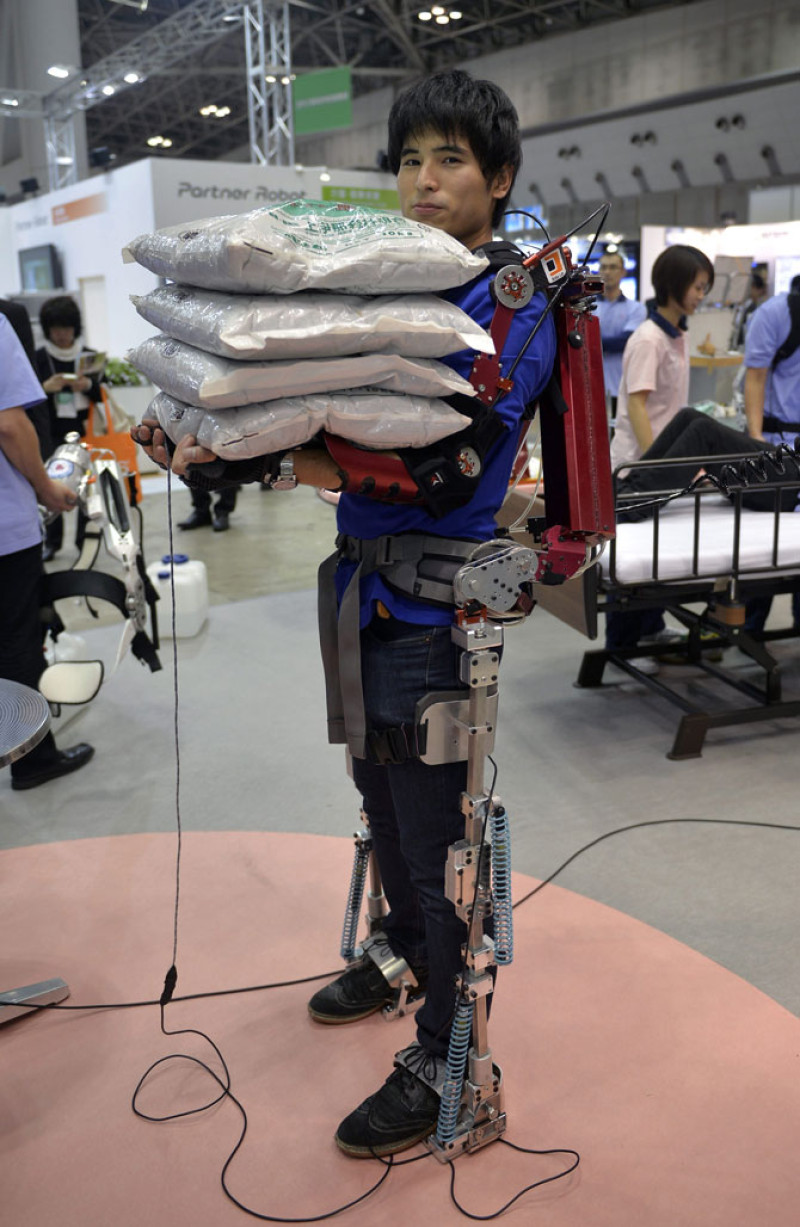 Un hombre hace una demostración del traje de músculo de los Laboratorios Koba durante una exhibición en la Feria Internacional del Robot de Tokio.
