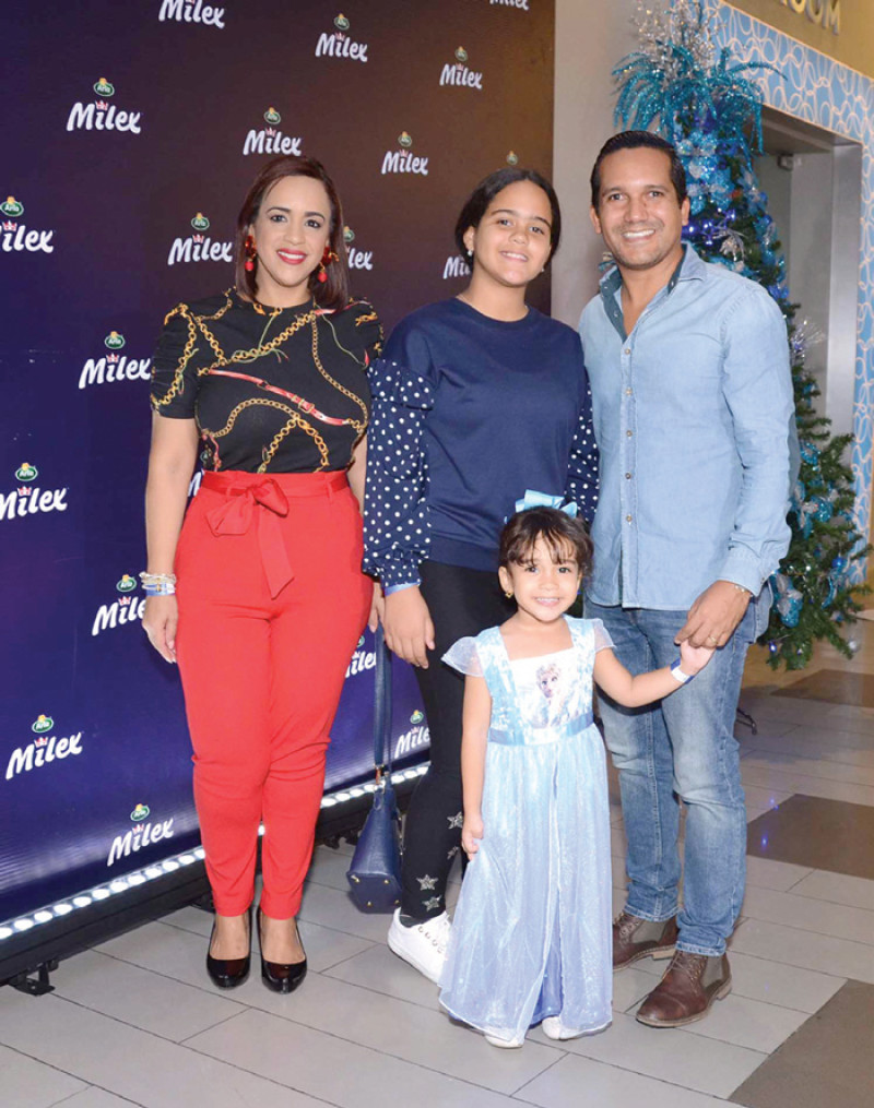 Mayra Álvarez, Ashley Castillo, Valerie Castillo y Miguel Castillo.