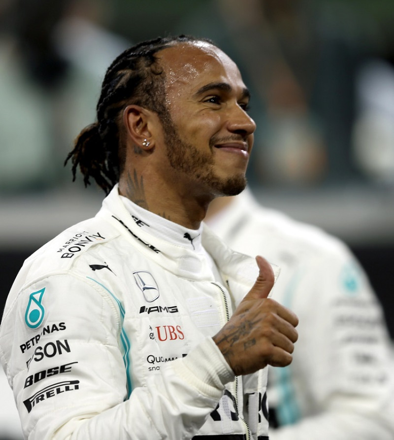 Lewis Hamilton reacciona luego de alcanzar la primera posición en la parrilla de salida para el Gran Premio de Abu Dabi.