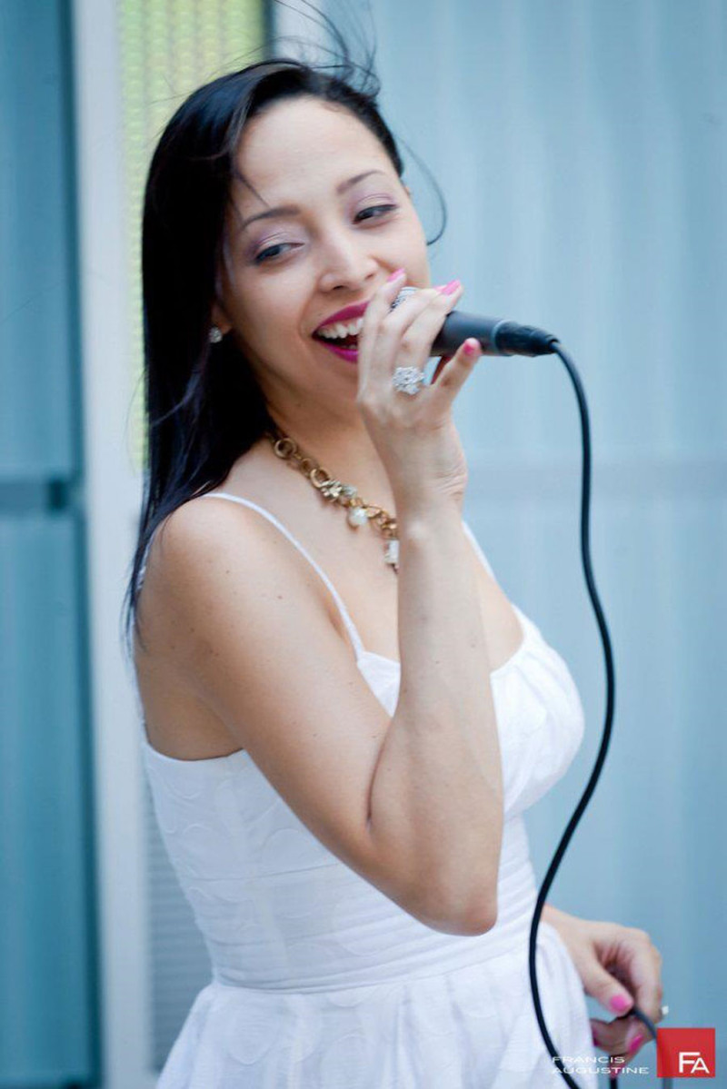 Jessica Medina promueve los temas de su disco “Black”.