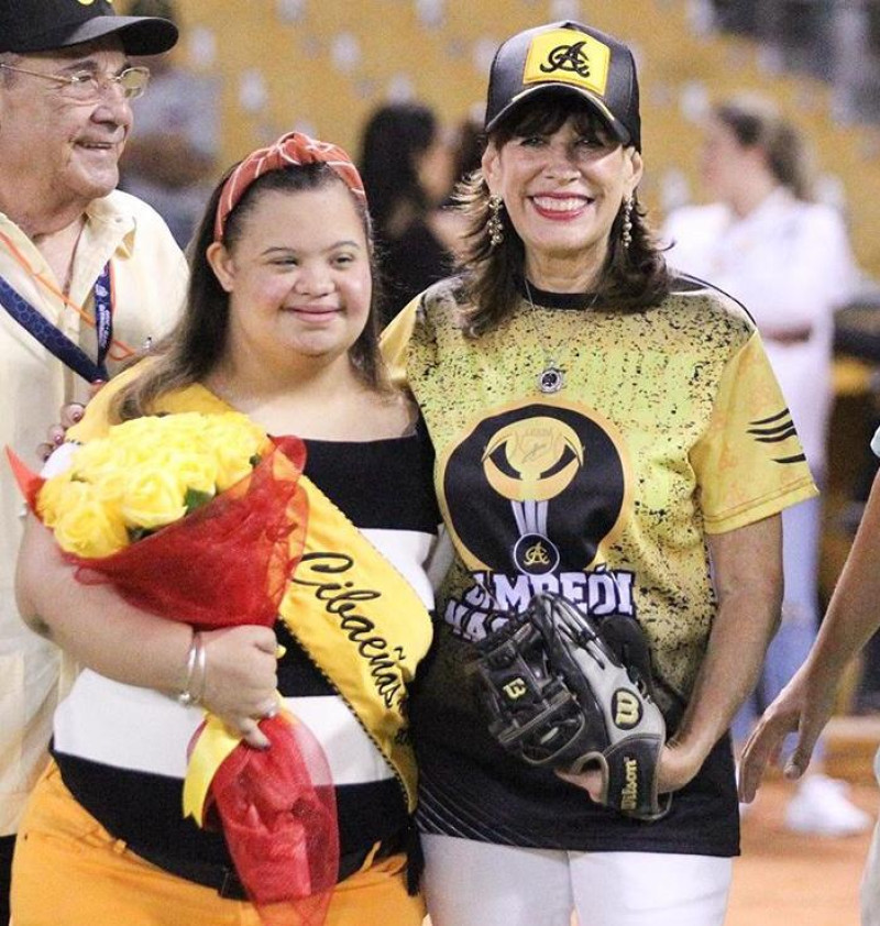 A la derecha, la madrina de las Águilas Cibaeñas,  María Laura Vásquez Fernández y a la izquierda Robin Bernstein, embajadora Estados Unidos. Foto: Instagram Embajada Estados Unidos en RD.