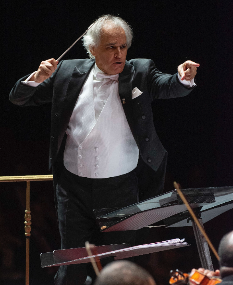 El maestro José Antonio Molina al frente de la Orquesta Sinfónica Nacional. ARCHIVO / LISTÍN DIARIO