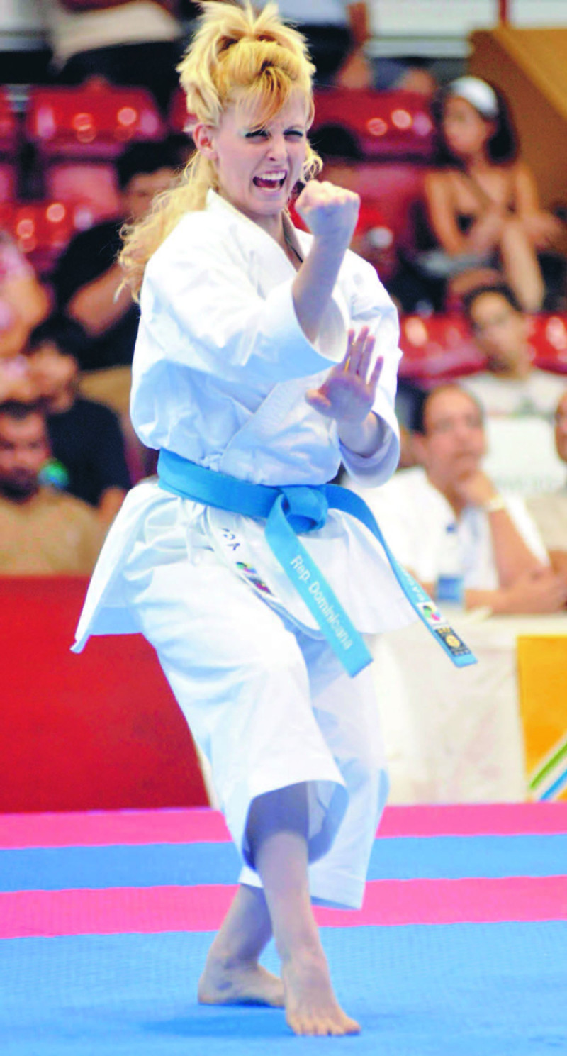 María Dimitrova logró medalla de oro en kata por equipos y la presea de plata en individual.