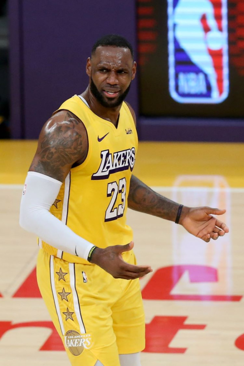 LeBron James tuvo 21 puntos y 16 asistencias en la victoria de los Lakers sobre los Trail Blazers de Portland.