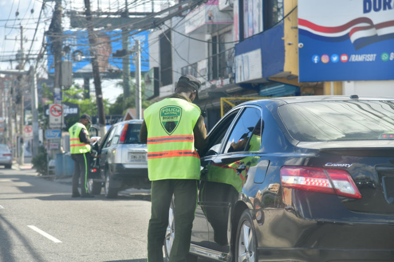 Agentes de la Digesett fiscalizarán conductores sin marbete. ADRIANO ROSARIO/LD