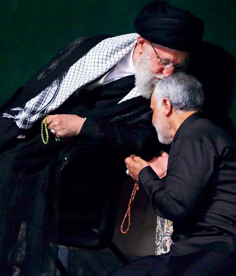 El líder supremo iraní, Ayatollah Ali Khamenei, saluda al jefe del Cuerpo de Guardias Revolucionarios iraníes, teniente general y comandante de la Fuerza Quds, Qasem Soleimani, durante una ceremonia en Teherán, Irán.