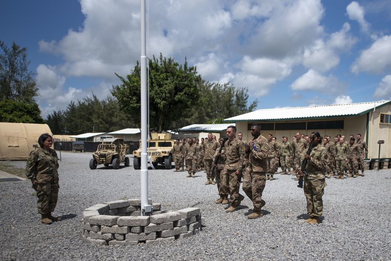Foto tomada el 26 de agosto del 2019 de soldados en Camp Simba, Manda Bay, Kenia. Foto suministrada por la Fuerza Aerea de EEUU. (Lexie West/Fuerza Aérea de EEUU, via AP)