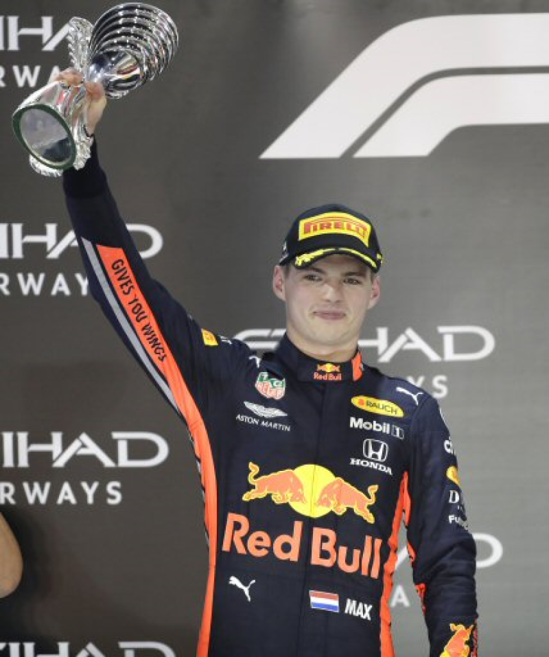 Max Verstappen subió al podio durante la última carrera del año. / AP