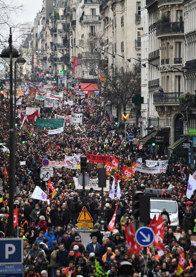 Miles de personas protestan en las calles de París. / AFP