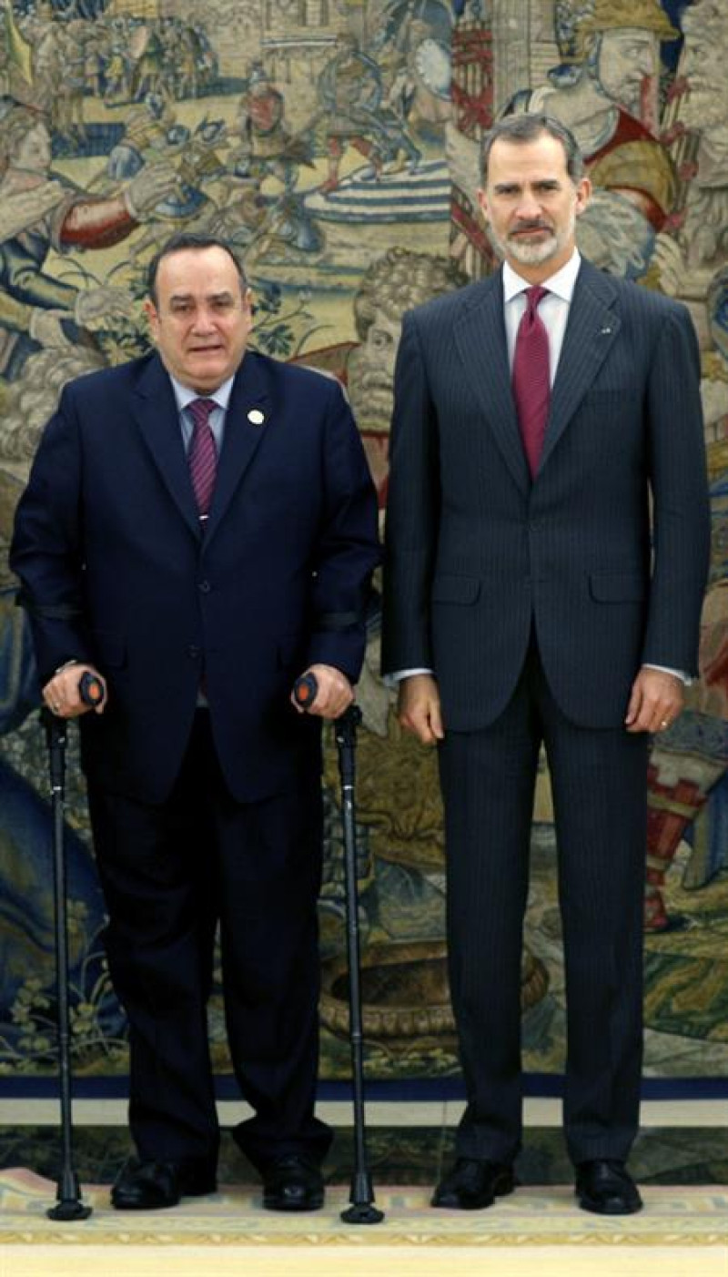 Fotografía de archivo del 4 de diciembre de 2019, que muestra a al rey Felipe VI quien recibe en audiencia al presidente electo de Guatemala, Alejandro Giammattei (i), en el Palacio de la Zarzuela de Madrid. / EFE