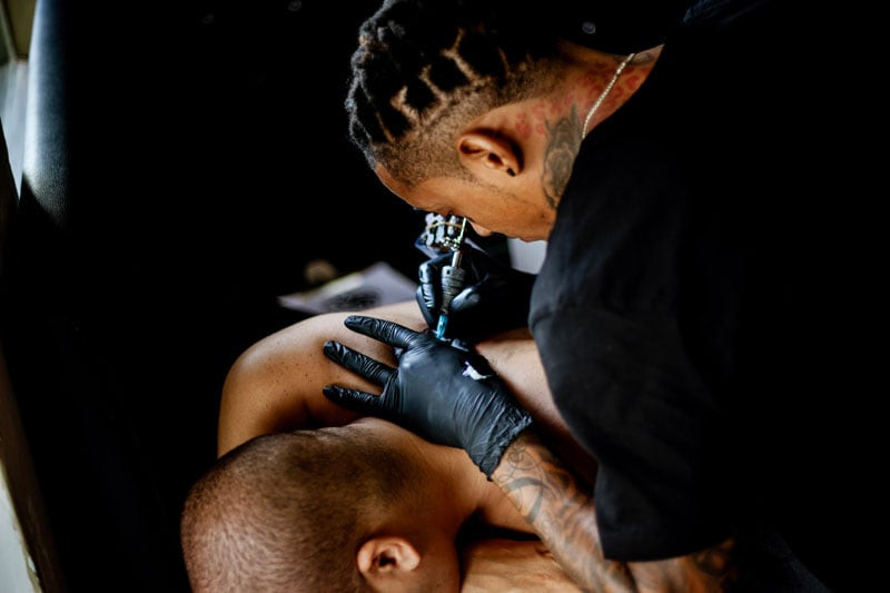 Ricardo Lara cuando realizaba un tatuaje en el centro “Body Art”.