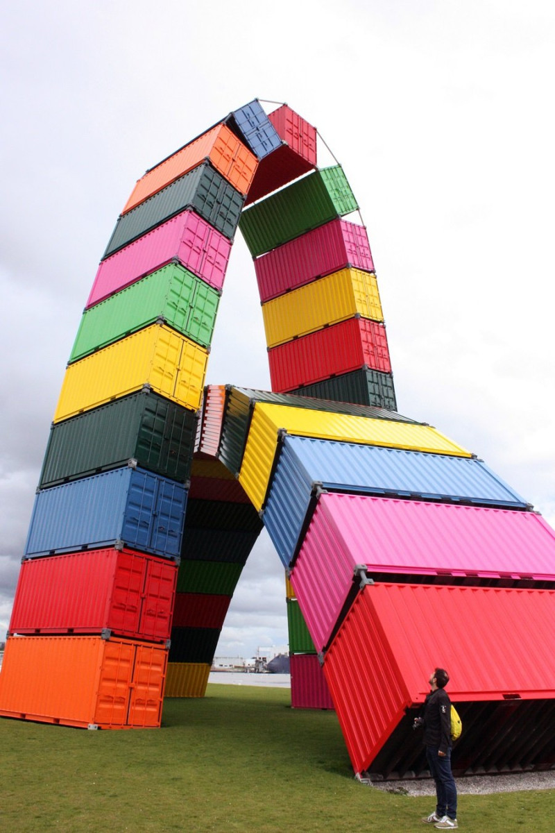 La escultura de 13 metros de alto Catne de containers. Foto cortesía: Enrique Sancho/Rebeca Rodríguez.