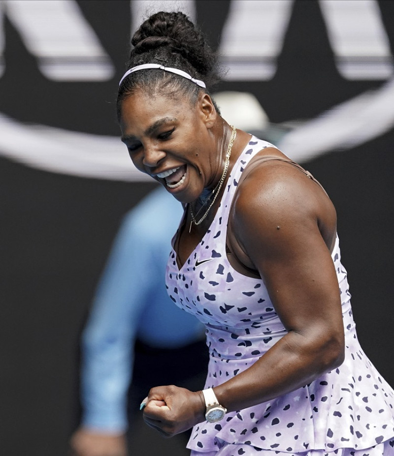 Serena Williams reacciona luego de lograr un punto en el partido frente a Anastasia Potapova en la primera ronda del Abierto de Australia.