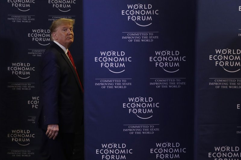 El presidente estadounidense Donald Trump abandona la habitación luego de una conferencia de prensa en el Foro Económico Mundial en Davos, Suiza, el miércoles 22 de enero de 2020. (AP Foto/Evan Vucci)