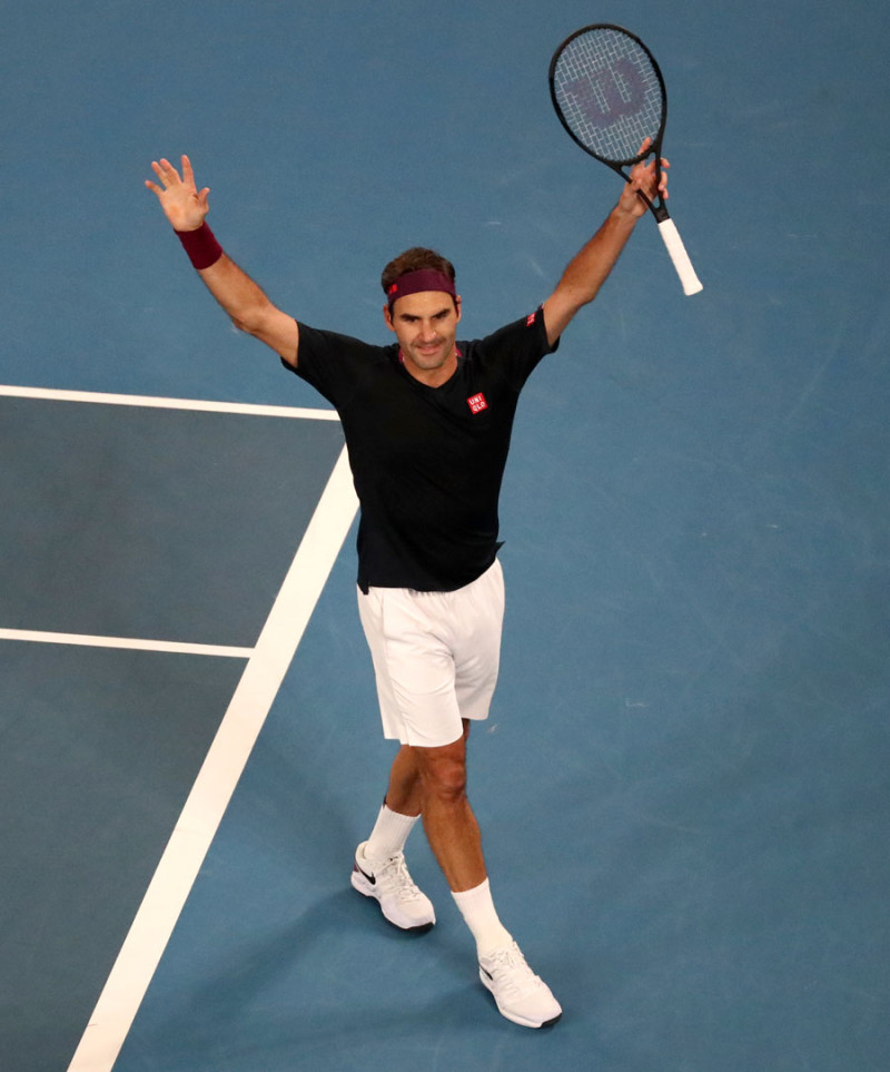 El suizo Roger Federer celebra tras lograr un angustiante triunfo ante John Millman.