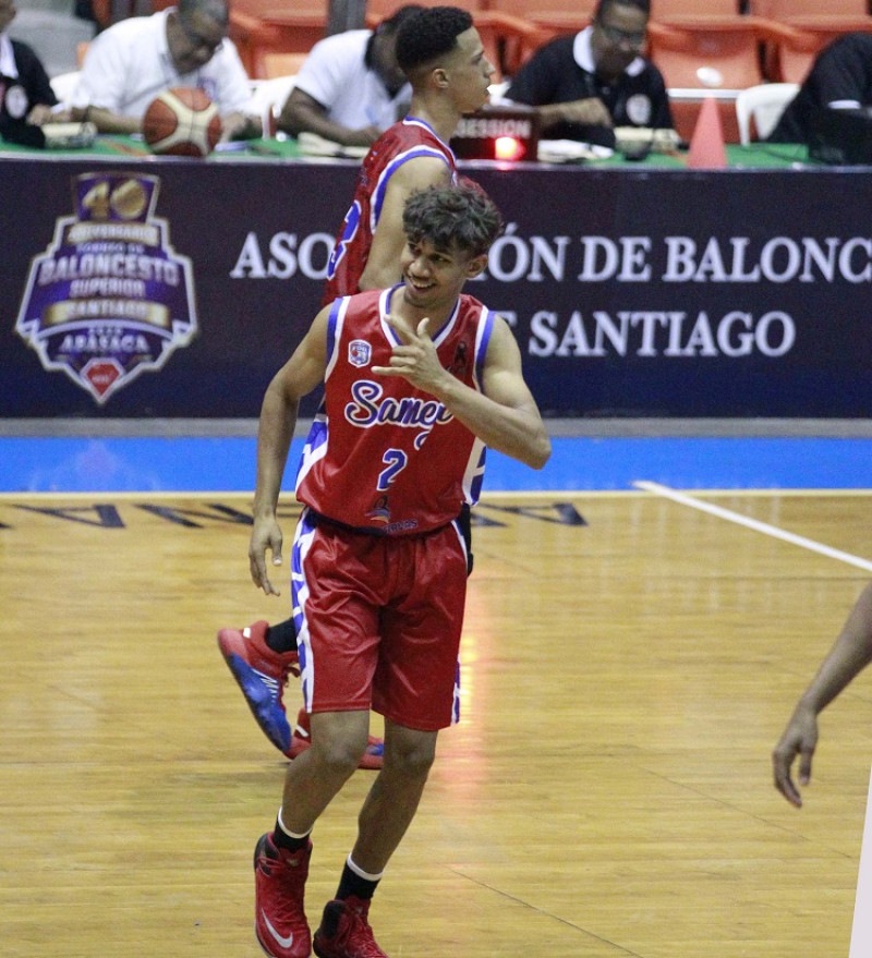 Luisauri Peña se convirtió en toda una sensación en su debut en el baloncesto superior de Santiago.