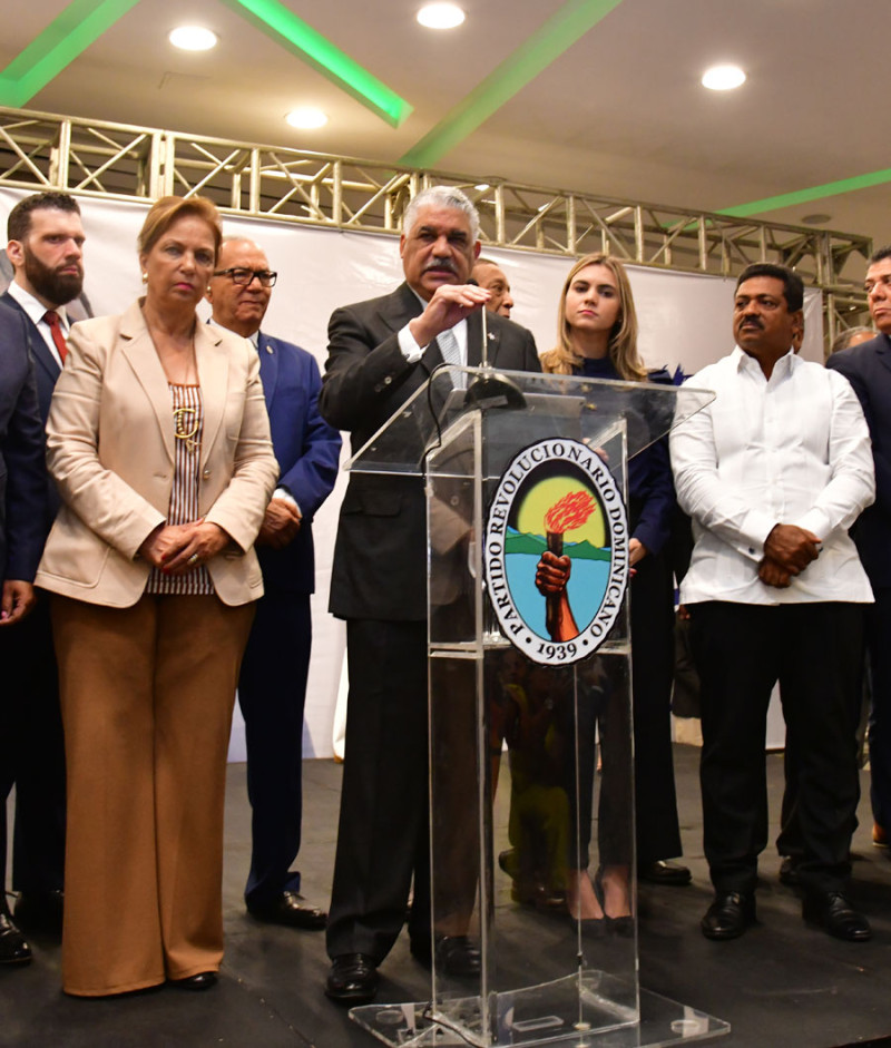 Miguel Vargas calificó de irresponsable la renuncia de Hugo Beras como candidato a alcalde del Distrito Nacional.