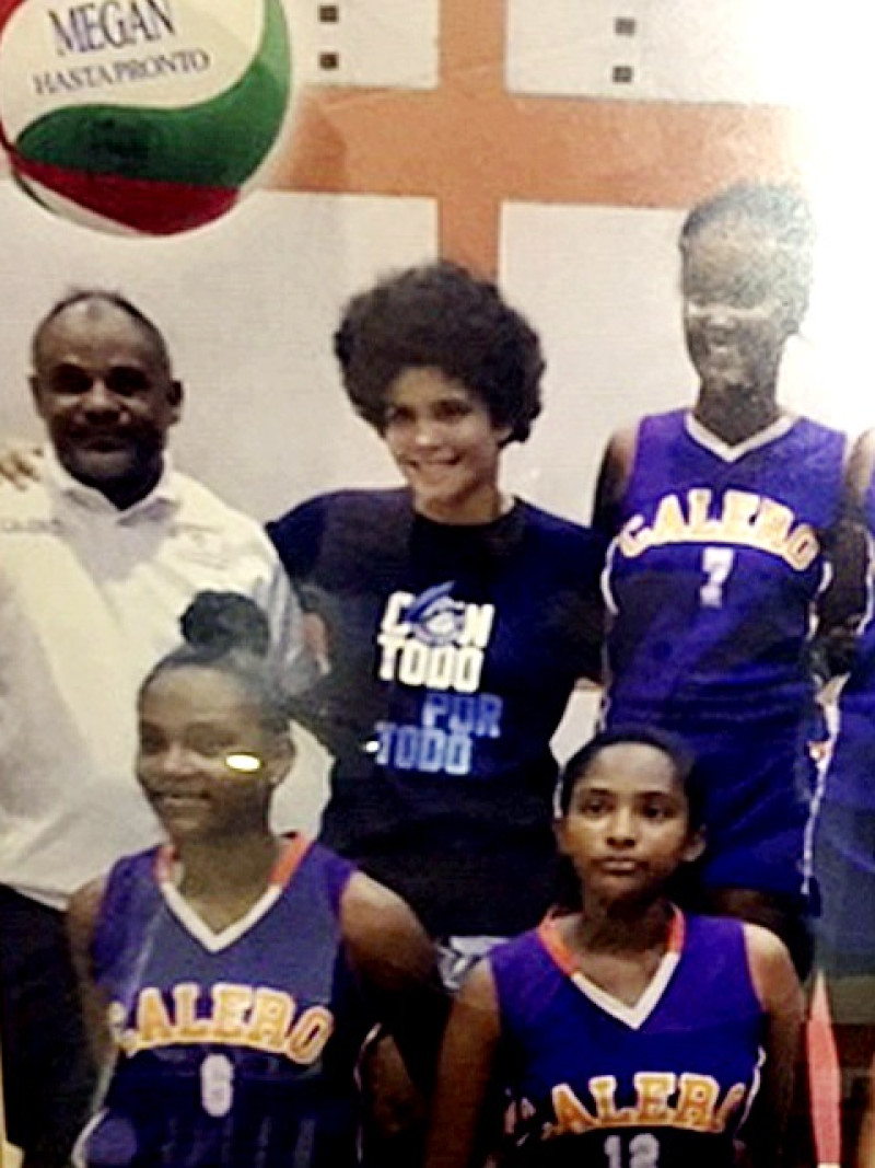 Megan Prisilla Logroño Rivera (centro de la imagen) junto a parte del equipo juvenil de voleibol del Club Calero.