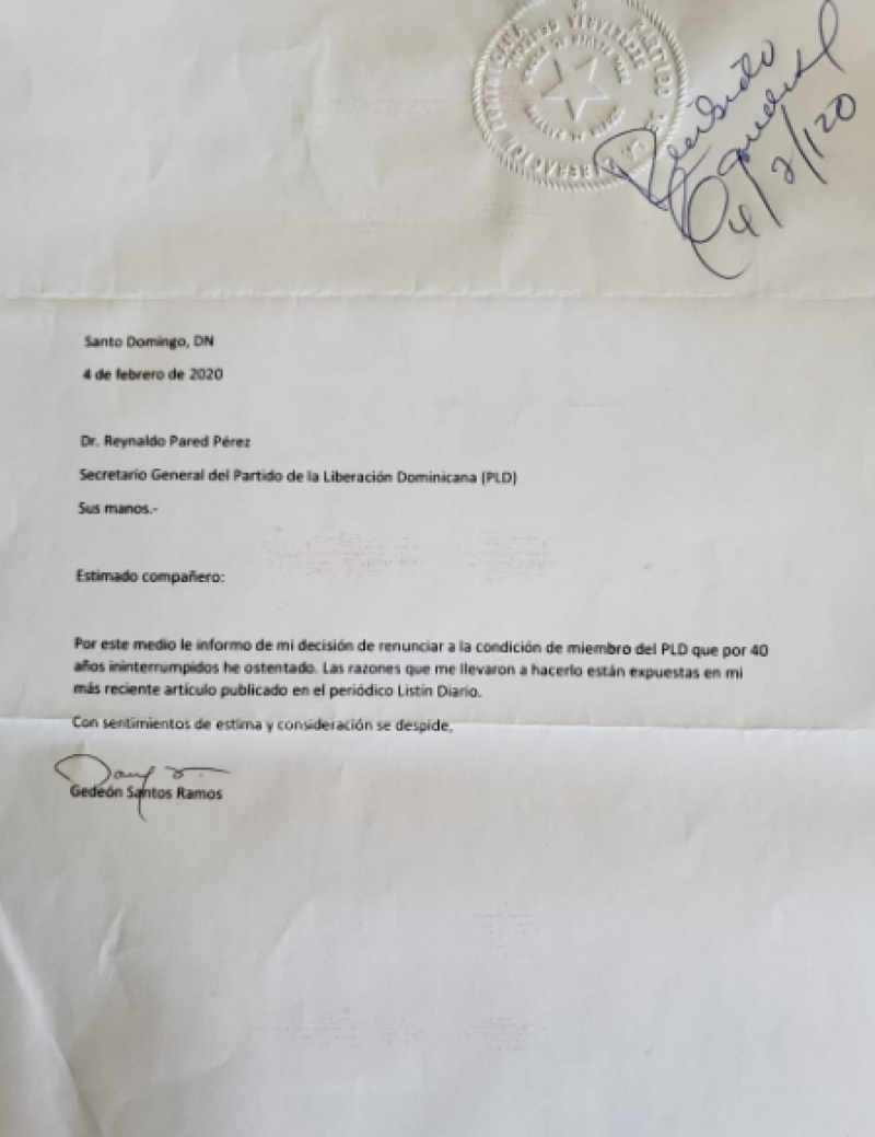 Carta de renuncia del político y periodista dominicano Gedeón Santos. Fotografía publicada en la cuenta de Twitter de Santos (@GedeonSantosR).