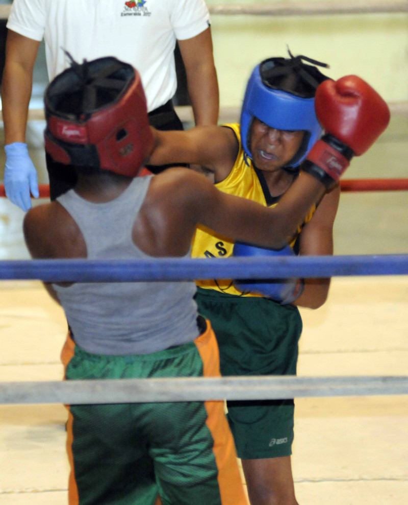 Dos púgiles intercambian golpes durante una de las peleas.