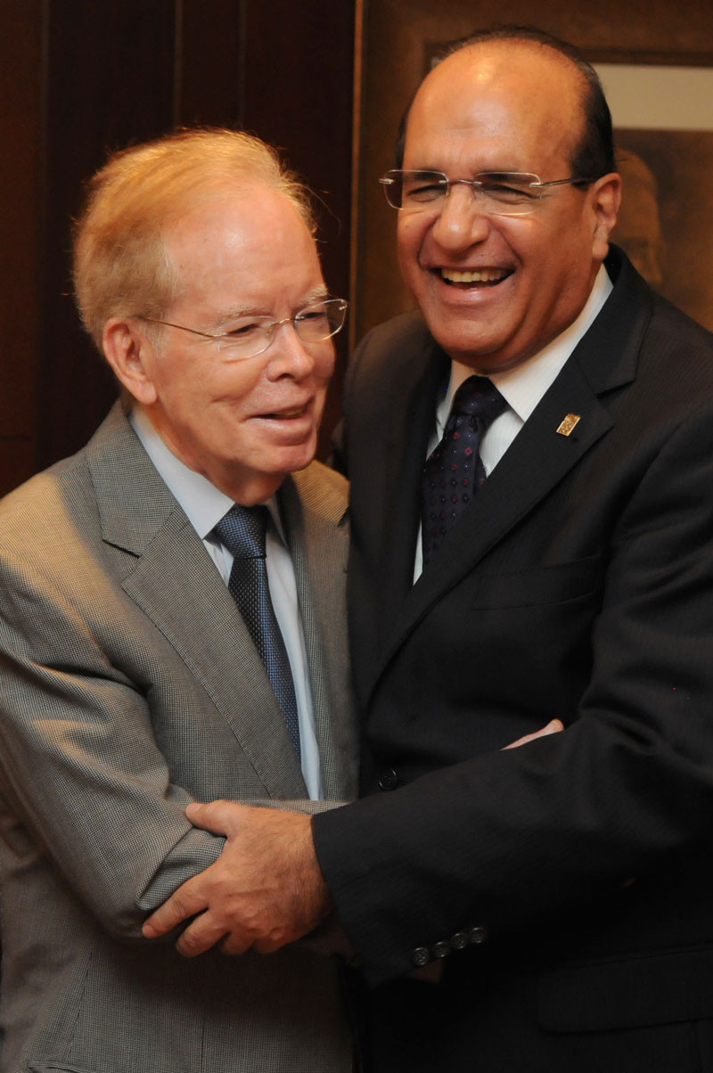El presidente de la Junta Central Electoral, Julio César Castaños Guzmán, saluda en forma fraterna al empresario José Luis Corripio Estrada (Pepín). JORGE CRUZ