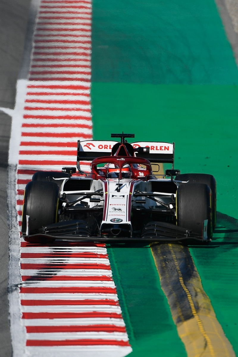 Kimi Raikkonen, del Alfa Romeo, conduce su bólido en las pruebas de la pretemporada de la Fórmula Uno.