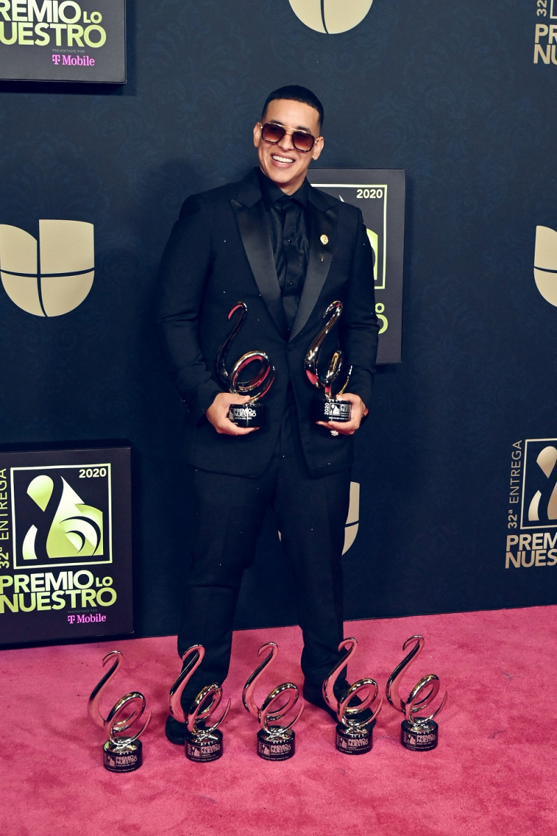 Fotografía cedida este jueves por Univisión que muestra al cantante puertorriqueño Daddy Yankee mientras posa con sus premios Lo Nuestro, en el American Airlines Arena de la ciudad de Miami (EE.UU.). Foto: EFE
