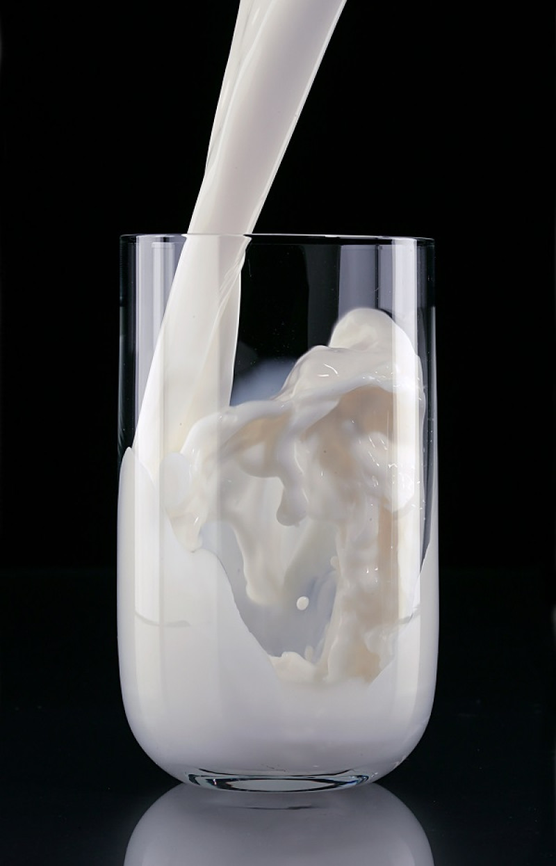 Un vaso de leche servido en Nueva York, el 9 de noviembre de 2005. (Tony Cenicola/The New York Times)