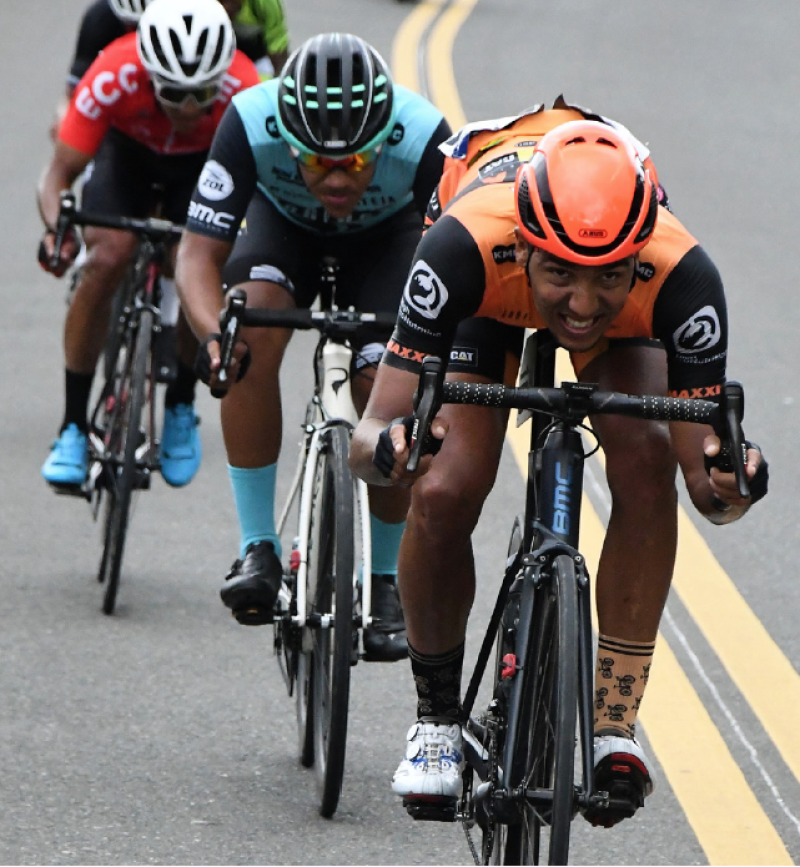 Pelotón de competidores en plena jornada durante la celebración de la segunda etapa de la Vuelta Ciclista Independencia.