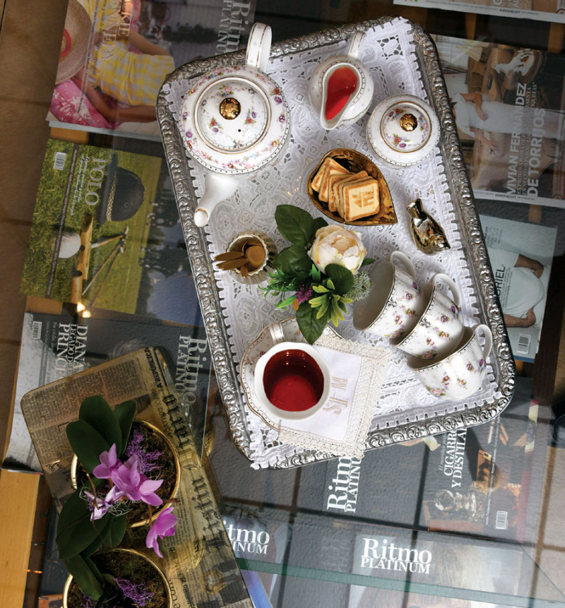 El salón Arturo J. Pellerano Alfau fue decorado con miniphalaenopsis de la boutique de plantas Patio by Alexandra Palamara. Sandy Pou se encargó del estilismo de la bandeja de té, utilizando la propuesta de Mrs. Potts Tea.