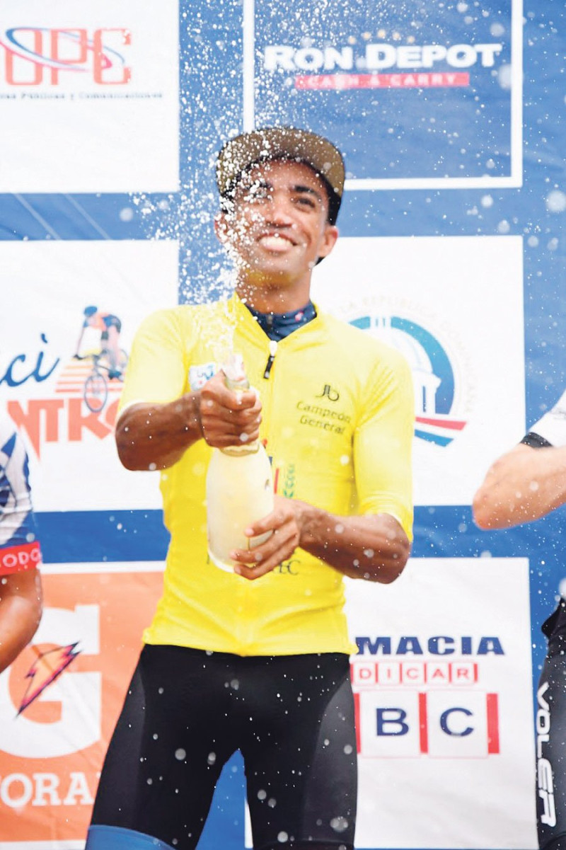 Ismael Sánchez rocea champagne en la conclusión de la edición 41 de la Vuelta Ciclista Independencia, evento que finalizó ayer con gran éxito.