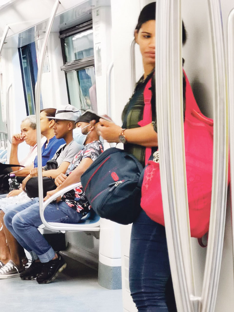 Usuarios del Metro de Santo Domingo ya se colocan mascarillas como medida de prevención del coronavirus. LISTÍN DIARIO