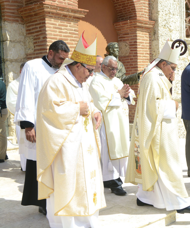 El arzobispo Francisco Ozoria emitió un comunicado explicando las medidas de la iglesia.