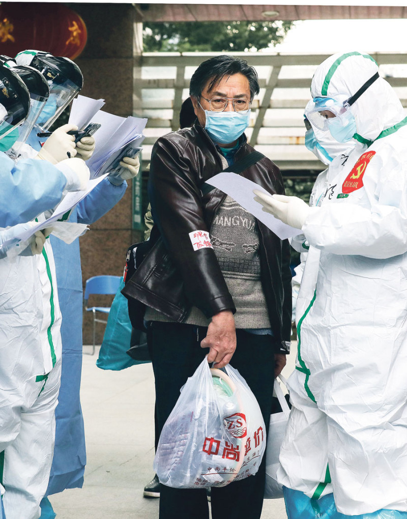 El personal médico verifica la información a medida que los pacientes infectados por el coronavirus salen del Hospital Wuhan No.3 al Hospital Huoshenshan en Wuhan. /AFP