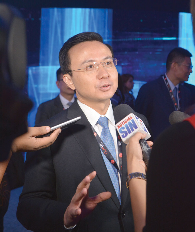 El señor Zhang Run, embajador de China en el país.