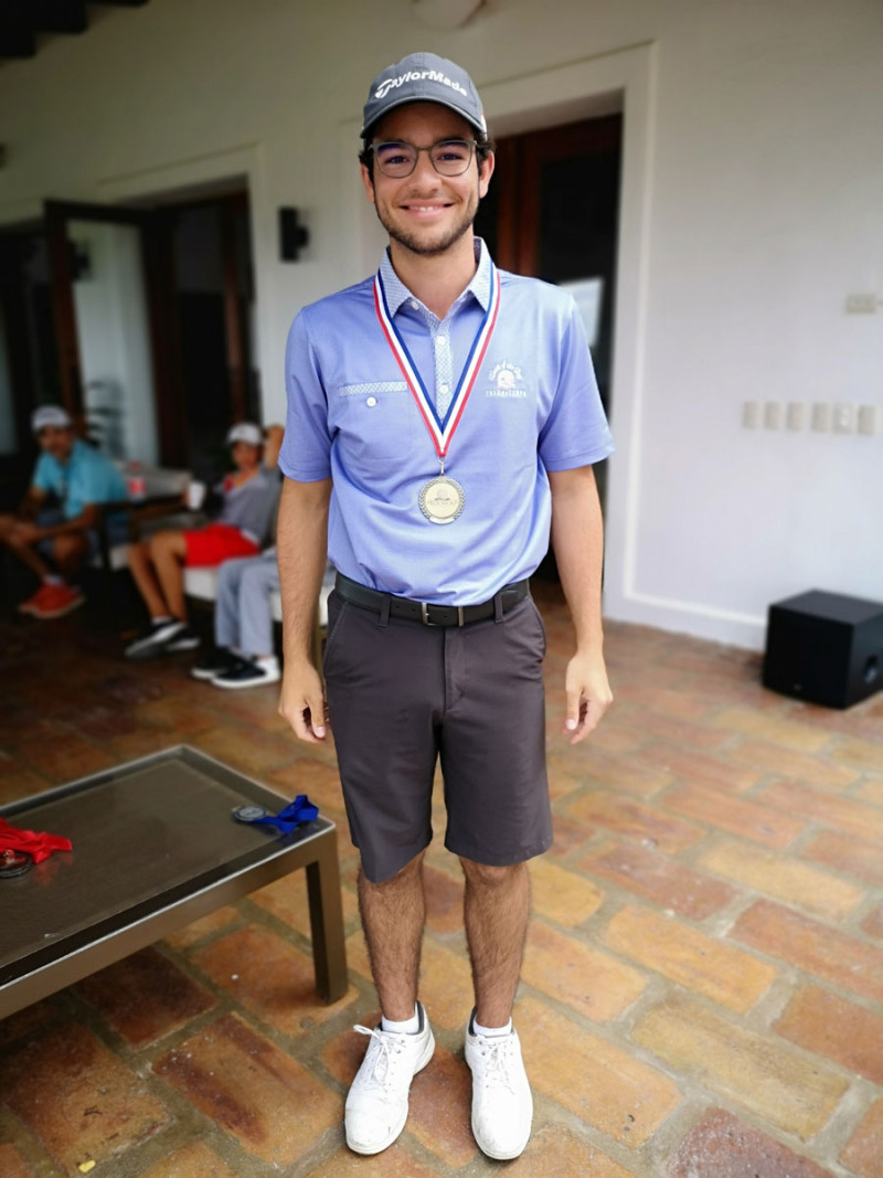 Julio Ríos ganador del Tour Juvenil de Golf.