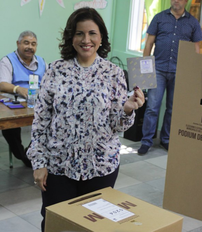 La vicepresidenta Margarita Cedeño al momento de ejercer su voto. Foto publicada en su cuenta en Twitter.