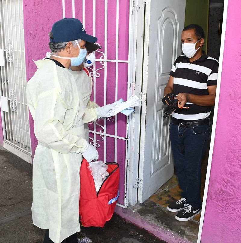 Estudiantes de medicina y médicos visitando casa por casa del sector Villa Juana, realizando distribución de mascarillas y folletos informativos sobre la pandemia COVID-19.