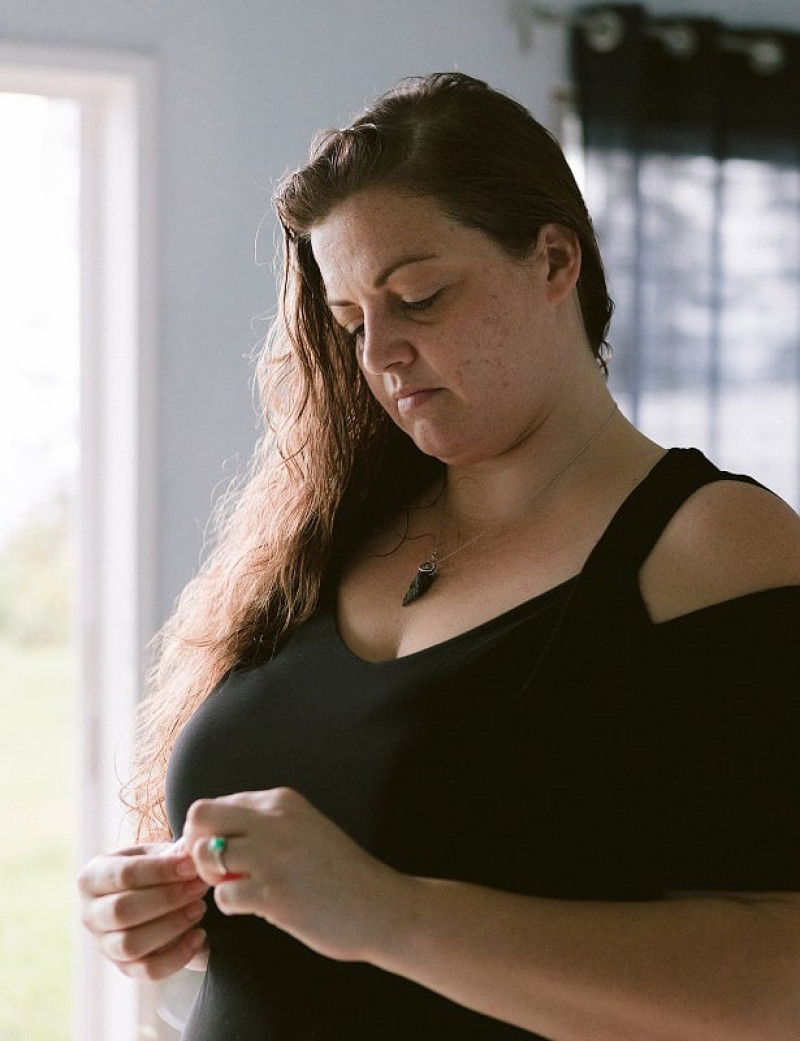 Ashley Dale toma los medicamentos que le fueron enviados por correo a través de un servicio de telemedicina para abortos en Honaunau, Hawái, el 28 de junio de 2019. (Michelle Mishina-Kunz/The New York Times)