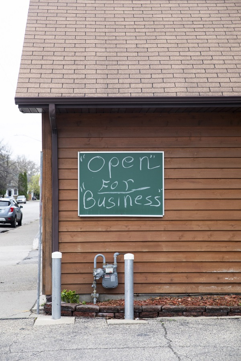 Un letrero en la puerta de un negocio en Minneapolis, el 28 de abril de 2020. (Tim Gruber/The New York Times)