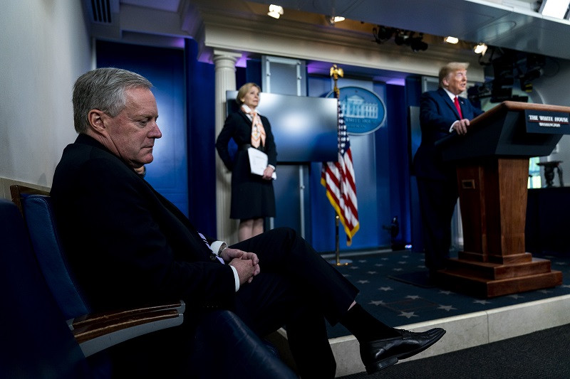 El jefe de personal de la Casa Blanca, Mark Meadows, escuchaba al presidente Donald Trump mientras hablaba durante una sesión informativa sobre el coronavirus en la Casa Blanca en Washington, el 18 de abril de 2020. (Anna Moneymaker/The New York Times)