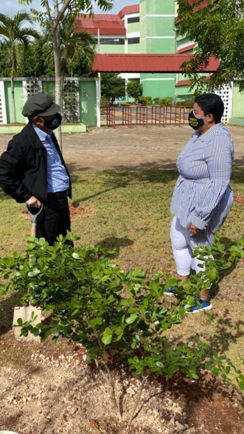 El alcalde de Santo Domingo Este, Manuel Jiménez, y la administradora del Hipódromo V Centenario, Miguelina de Castro, tras plantar un árbol de Guayacán en terreno del parque de carreras de caballos.