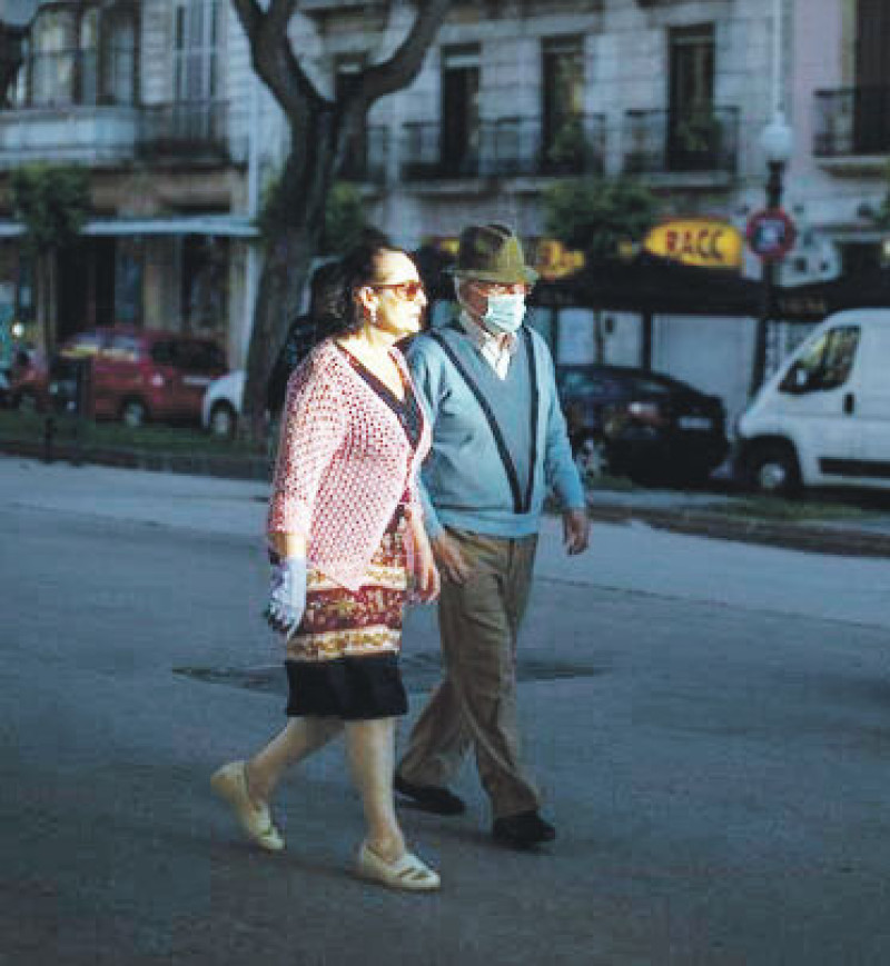 Una pareja pasea ayer por Tarragona. AP
