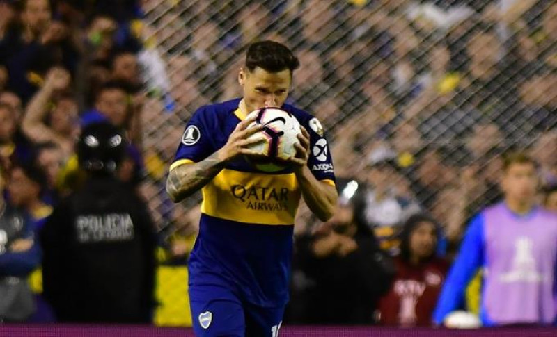 El delantero del equipo argentino Boca Juniors, Mauro Zárate, besa el balón durante un partido de la Copa Libertadores. Foto: Clarín.